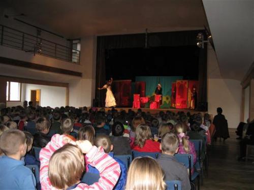 13.10.2011 - Divadelní představení pro děti z MŠ a ZŠ Zliv
